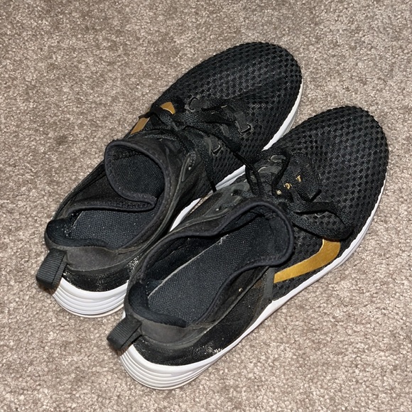 Worn Nike air sneakers - Picture 5 of 6